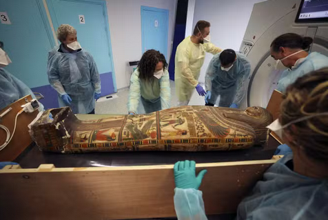 An X-ray scan reveals the secrets of an Egyptian mummy from the Louvre
