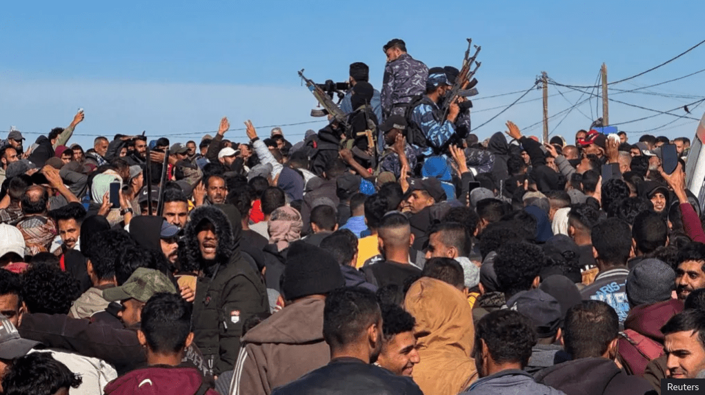 Huge crowds await return to north Gaza after&nbsp;delays