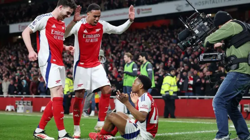 Arsenal moved to within six points of Premier League leaders Liverpool by thrashing Manchester City at Emirates Stadium.