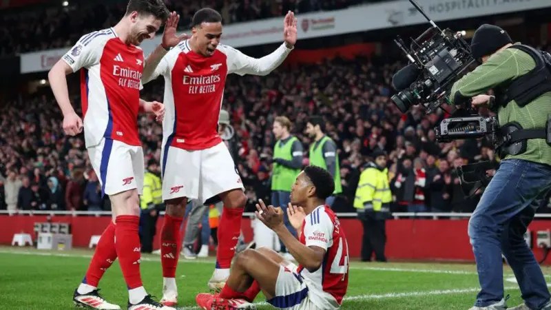 Arsenal moved to within six points of Premier League leaders Liverpool by thrashing Manchester City at Emirates&nbsp;Stadium.