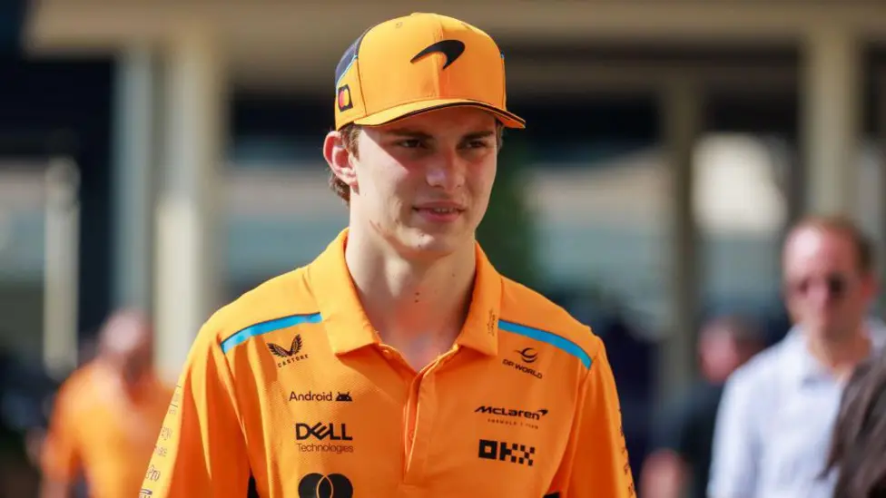 Piastri signs new long-term contract with McLaren