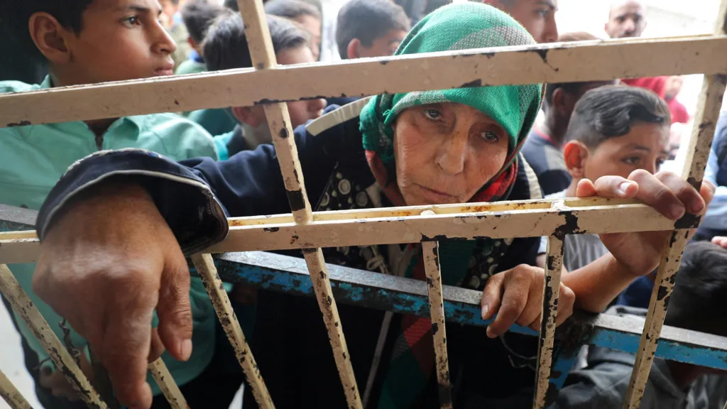 Gaza bakeries shut and painkillers on ration after month of Israeli blockade