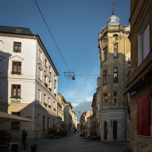 A Ukrainian city street illustrating the civilian setting of wartime assistance; not the October 4 German visit or a damaged site.