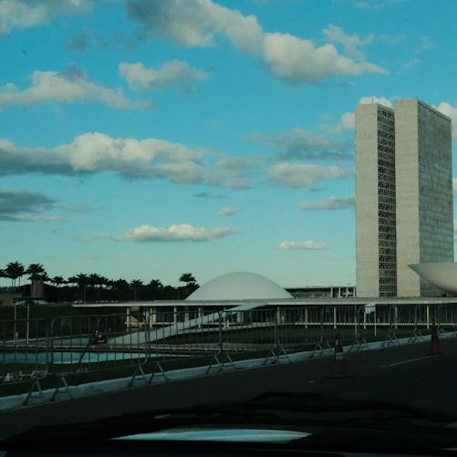 Brazil's National Congress building in Brasília under a blue sky; illustrative archival scene, not a photograph of the 25 October 2026 presidential vote.
